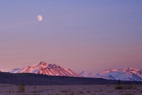 Canada, BC, Moonrise over mountains at sunset